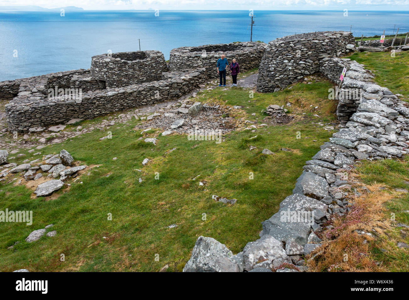 Caher Conor Beehive capanne a Fahan sulla penisola di Dingle, nella contea di Kerry, Repubblica di Irlanda Foto Stock