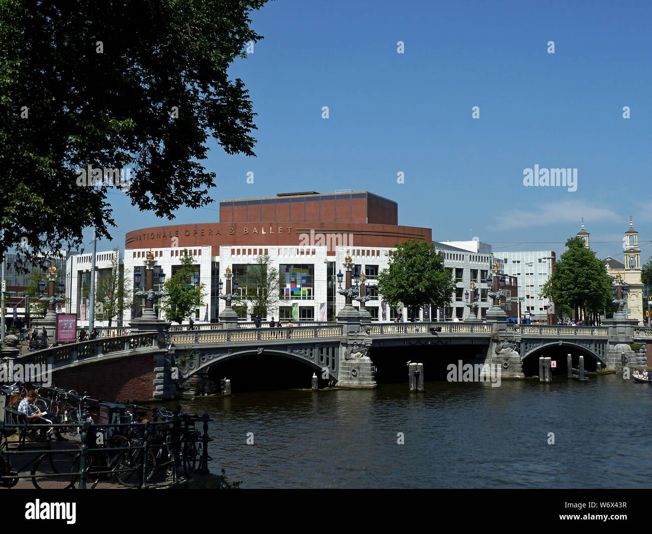 Fiume Amstel, Blauwbrug e Opera Nazionale, Amsterdam Foto Stock
