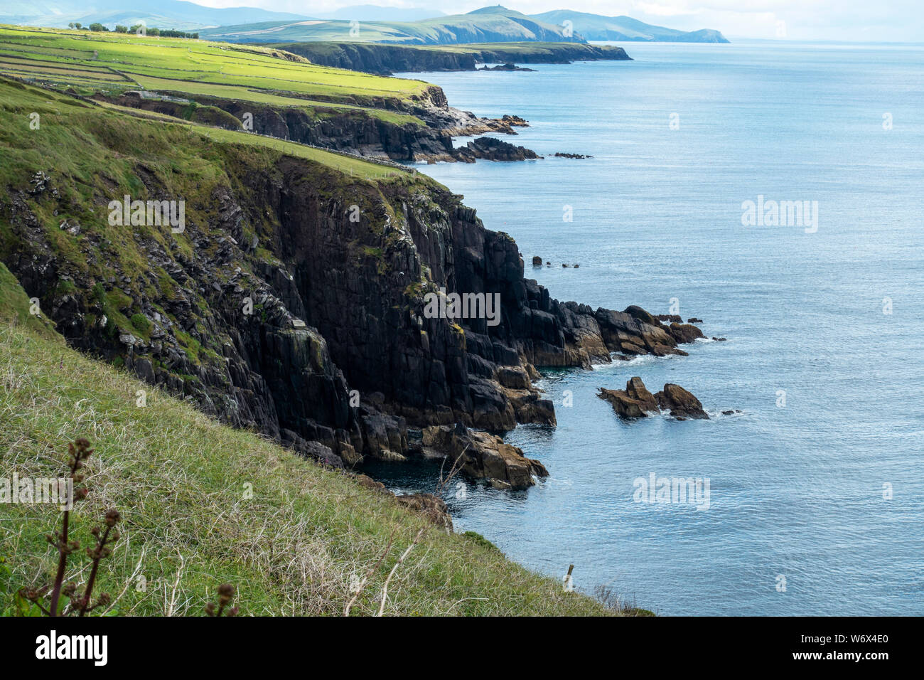 Aspre scogliere sul mare a Dun Beag sulla penisola di Dingle, nella contea di Kerry, Repubblica di Irlanda Foto Stock