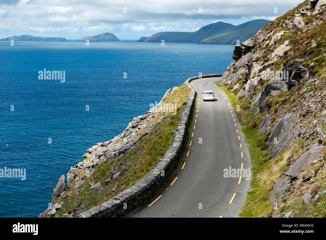 Scenic Slea Head Drive strada costiera a Slea Head con grande Blasket Island in distanza - La penisola di Dingle, nella contea di Kerry, Repubblica di Irlanda Foto Stock