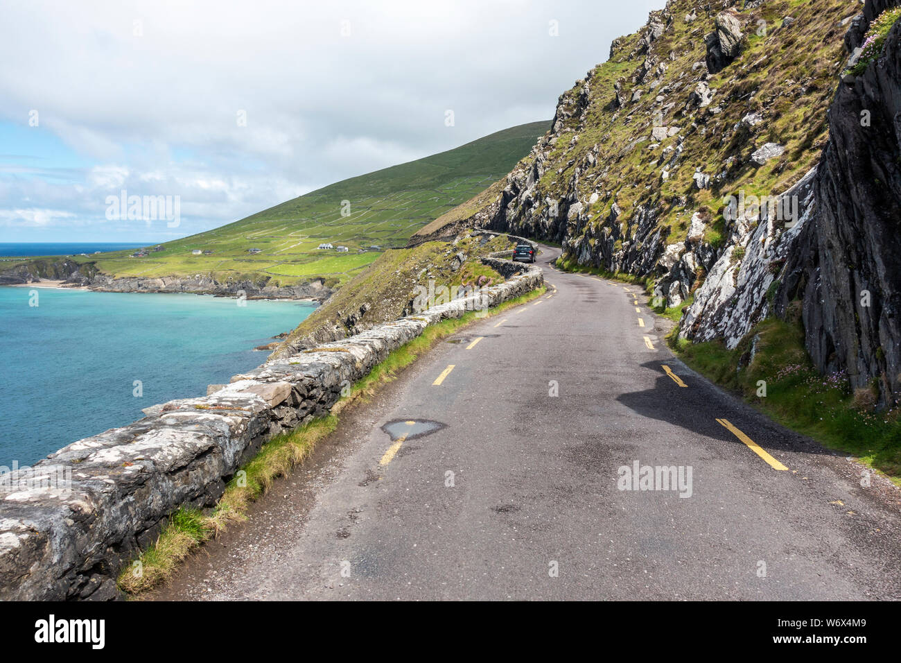 Panoramica strada costiera in direzione Coumeenoole sulla penisola di Dingle, nella contea di Kerry, Repubblica di Irlanda Foto Stock