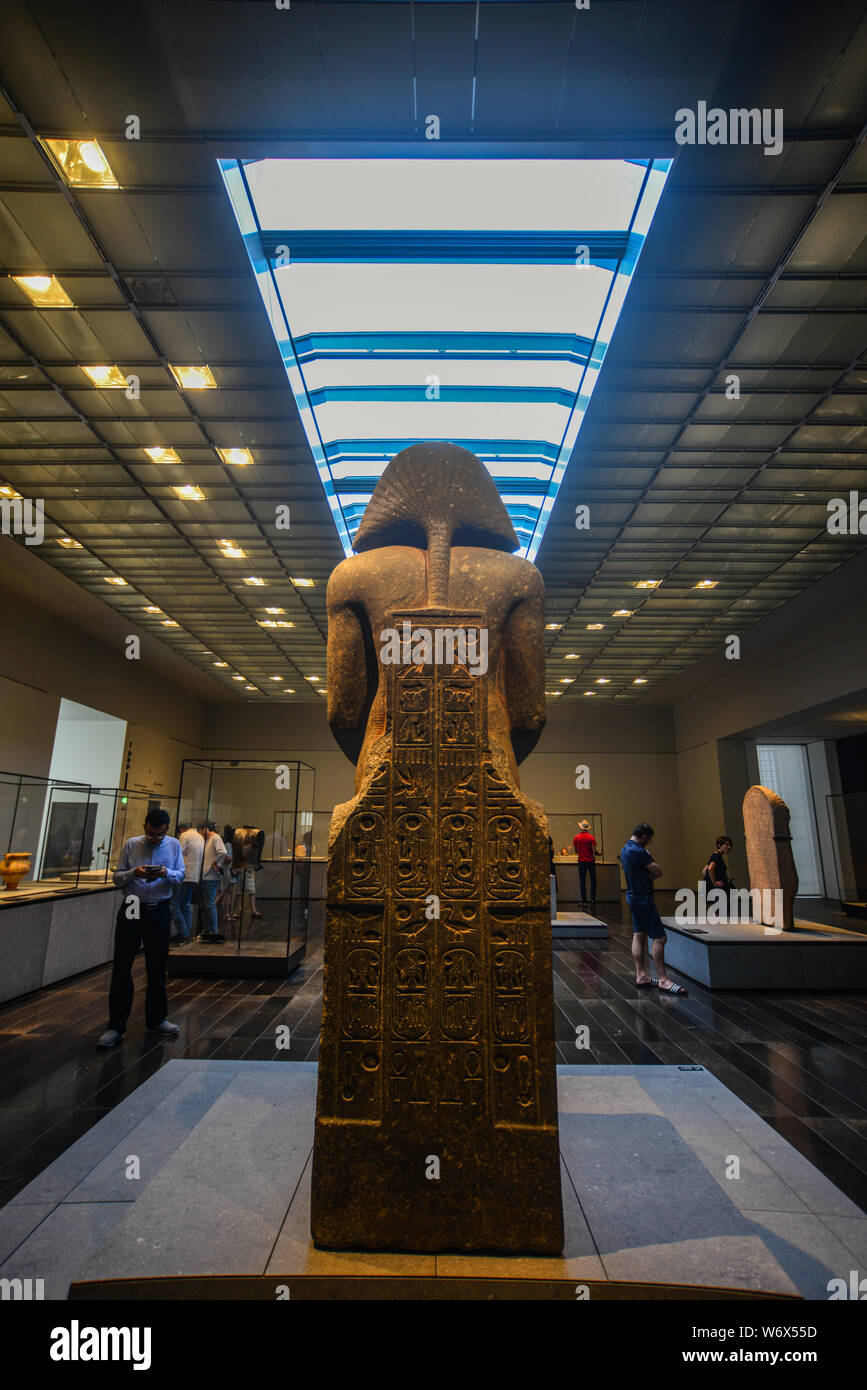 Abu Dhabi, Emirati Arabi Uniti - 8 dicembre 2018. Grande statua del faraone a Louvre Abu Dhabi Museum. Il museo è il più grande museo di arte in Arabian peninsu Foto Stock