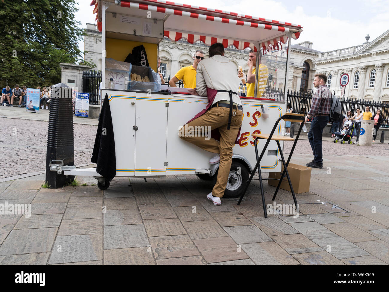 Gelato venditore a parlare con i clienti Senate House Hill Cambridge 2019 Foto Stock