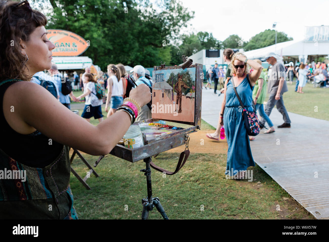 Cambridge, Regno Unito. Il 2 agosto 2019. Artista Sarah Allbrook pittura en plein air presso il Festival del Folk di Cambridge. Richard Etteridge / Alamy Live News Foto Stock