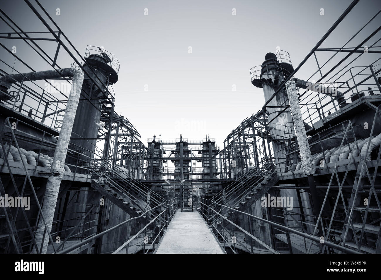 Massiccia costruzione in metallo una fabbrica abbandonata Foto Stock