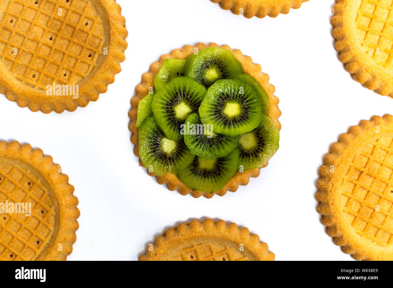 Golden biscotti con kiwi isolati su sfondo bianco Foto Stock
