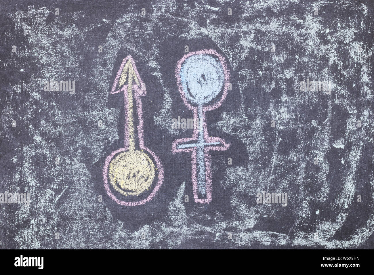 Simbolo maschile, femminile. Chalk disegno sulla lavagna. Colorato iscrizione su una lavagna Foto Stock