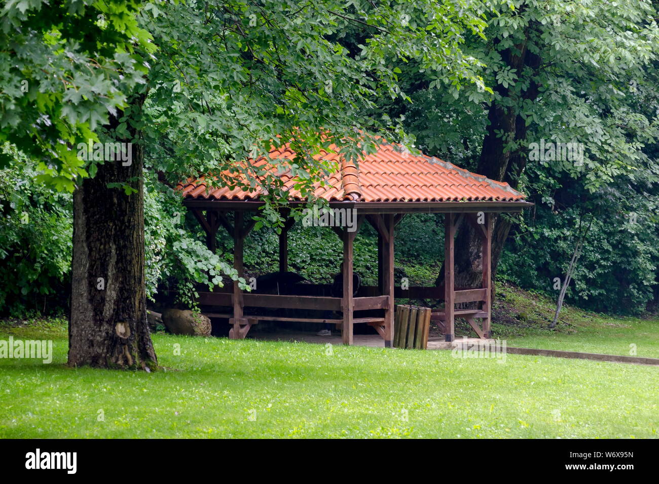 Grande alcova e panchine sul parco Rila in giorno di pioggia vicino alla città di Dupnitsa, Bulgaria Foto Stock