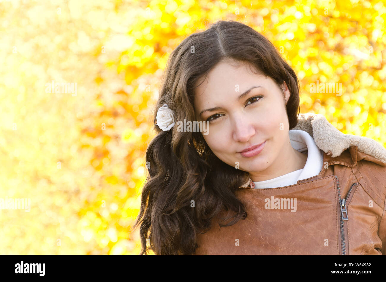 Giovane bellezza outdoor ritratto con sfocati sullo sfondo della foresta Foto Stock