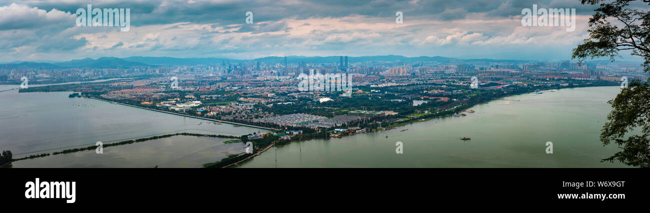 Vista panoramica della città di Kunming, la capitale e la città più grande della provincia di Yunnan nel sud-ovest della Cina Foto Stock