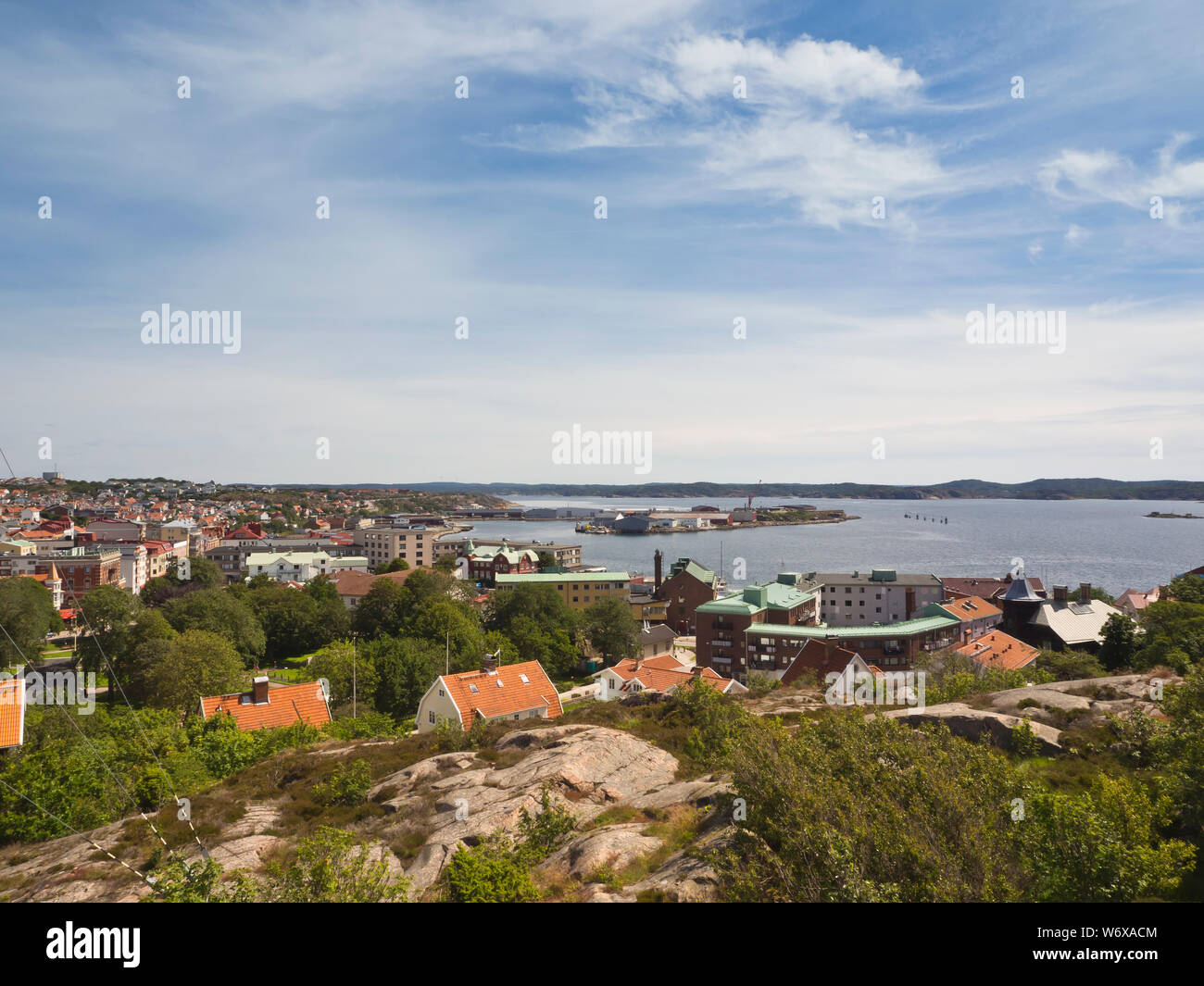 Vista panoramica della cittadina di Lysekil sulla costa occidentale della Svezia, un idilliaco soggiorno estivo Foto Stock
