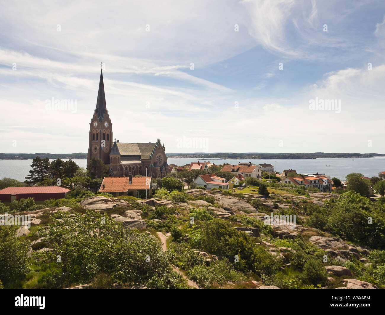 Vista panoramica della cittadina di Lysekil con la sua chiesa, sulla costa occidentale della Svezia, un idilliaco soggiorno estivo Foto Stock