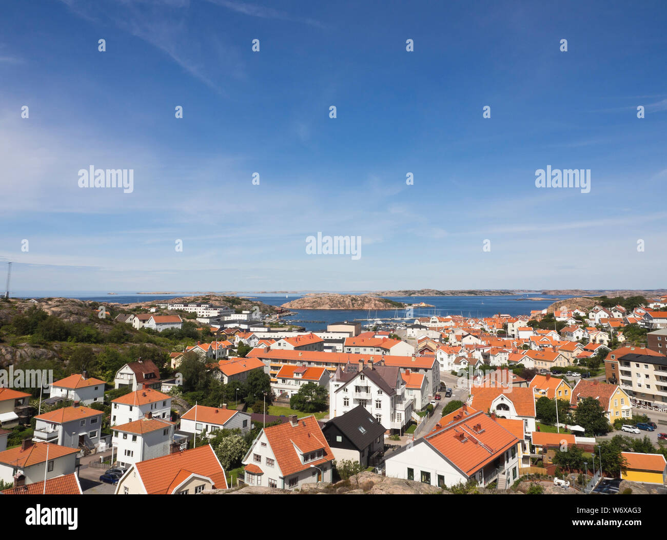 Vista panoramica della cittadina di Lysekil sulla costa occidentale della Svezia, un idilliaco soggiorno estivo Foto Stock