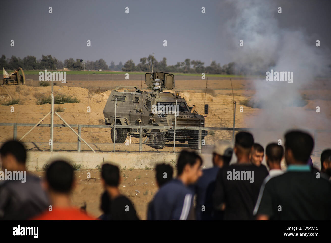 Dimostranti palestinesi raccogliere durante gli scontri.almeno 51 palestinesi sono stati feriti il venerdì pomeriggio nel settimanale anti-Israele protesta nella parte orientale della striscia di Gaza vicino al confine con Israele. Foto Stock