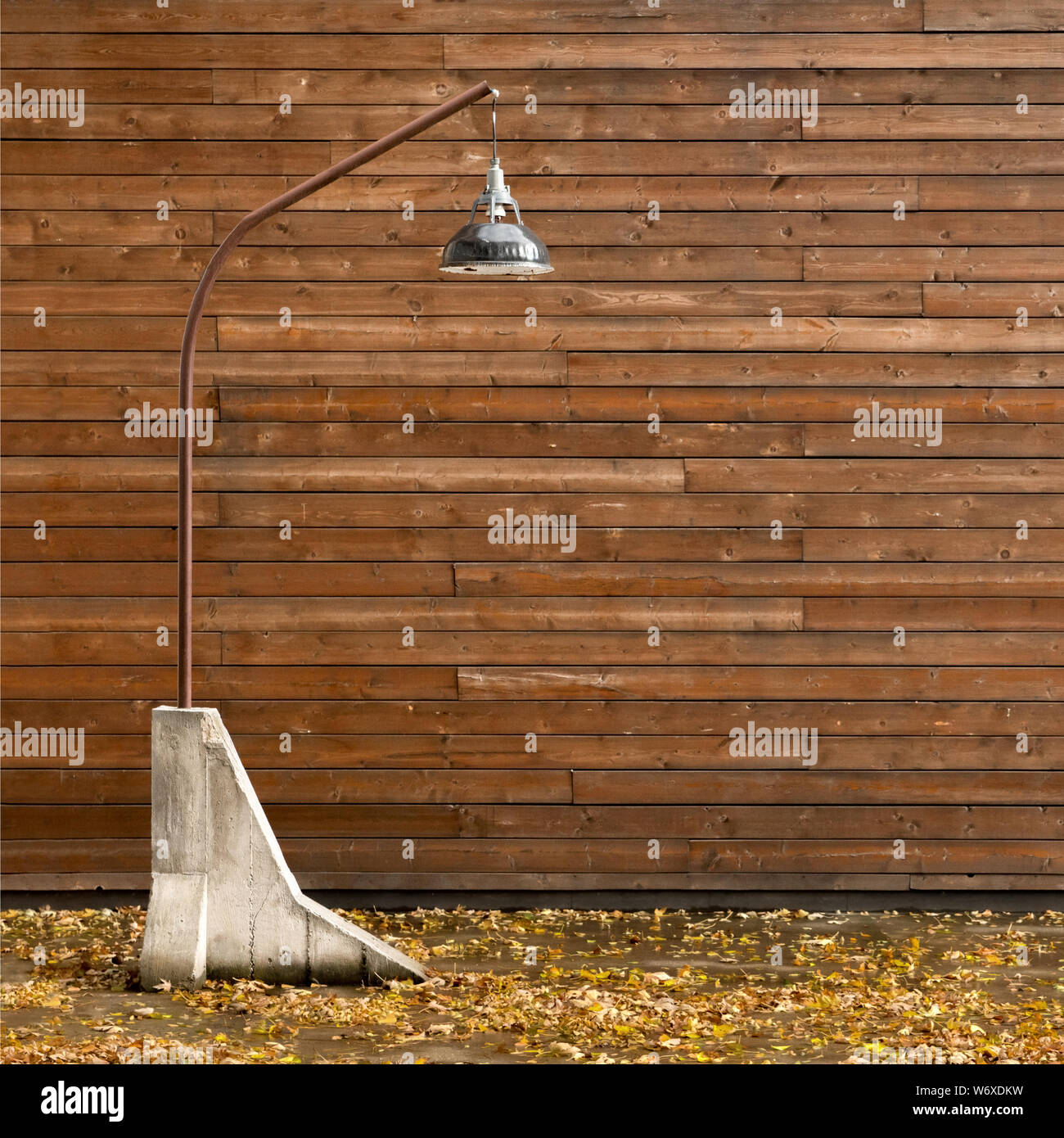 Autunno in esterni e interni. Punti luce, inusuali lampade da terra. Designer moderno illuminazione. Rustico stile all'aperto. Contemporary design esterno. Esterno moderno concetto di illuminazione. Umore malinconico Foto Stock