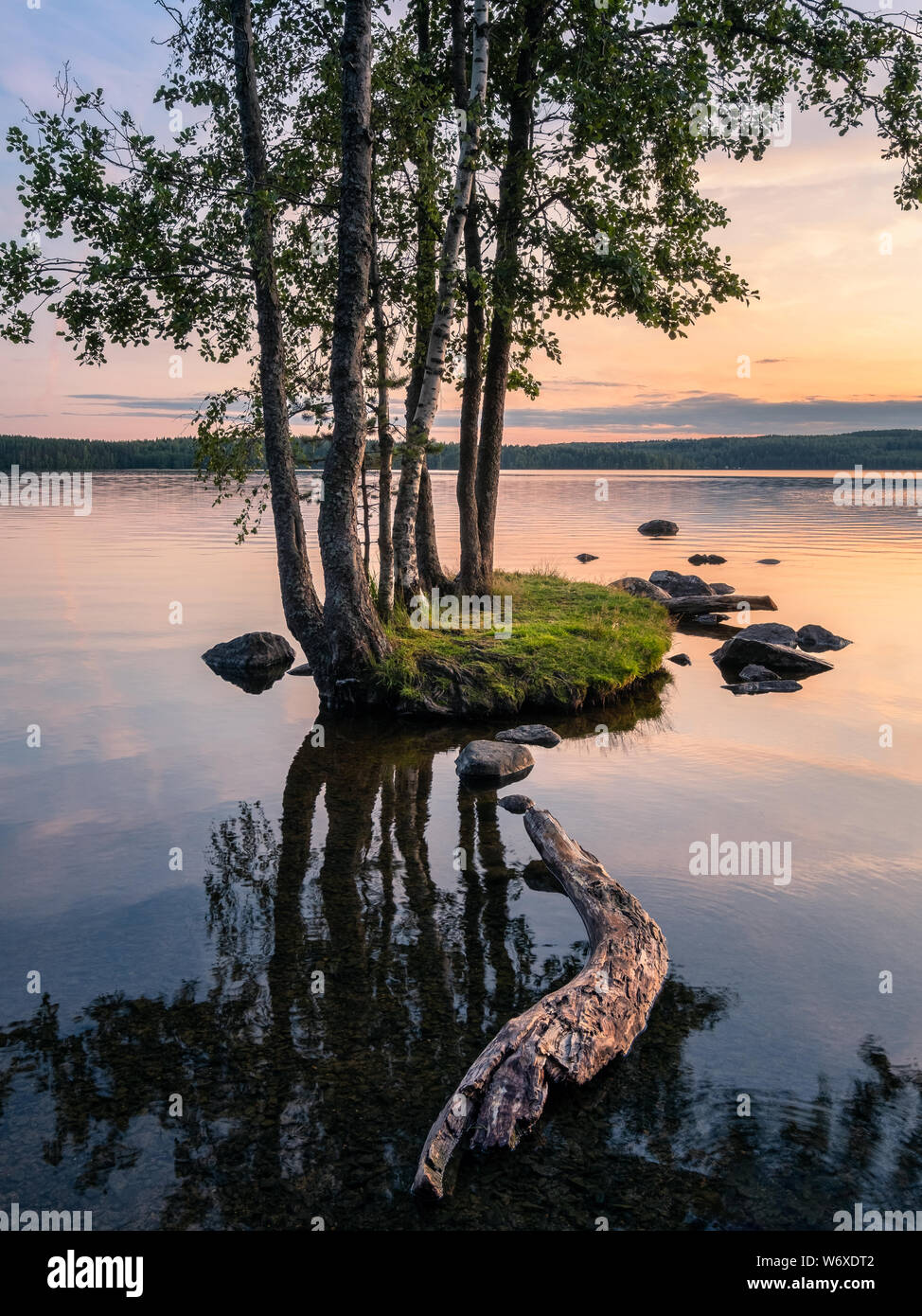 Idilliaco piccola isola con lago tranquillo e splendido tramonto in serata estiva in Finlandia Foto Stock