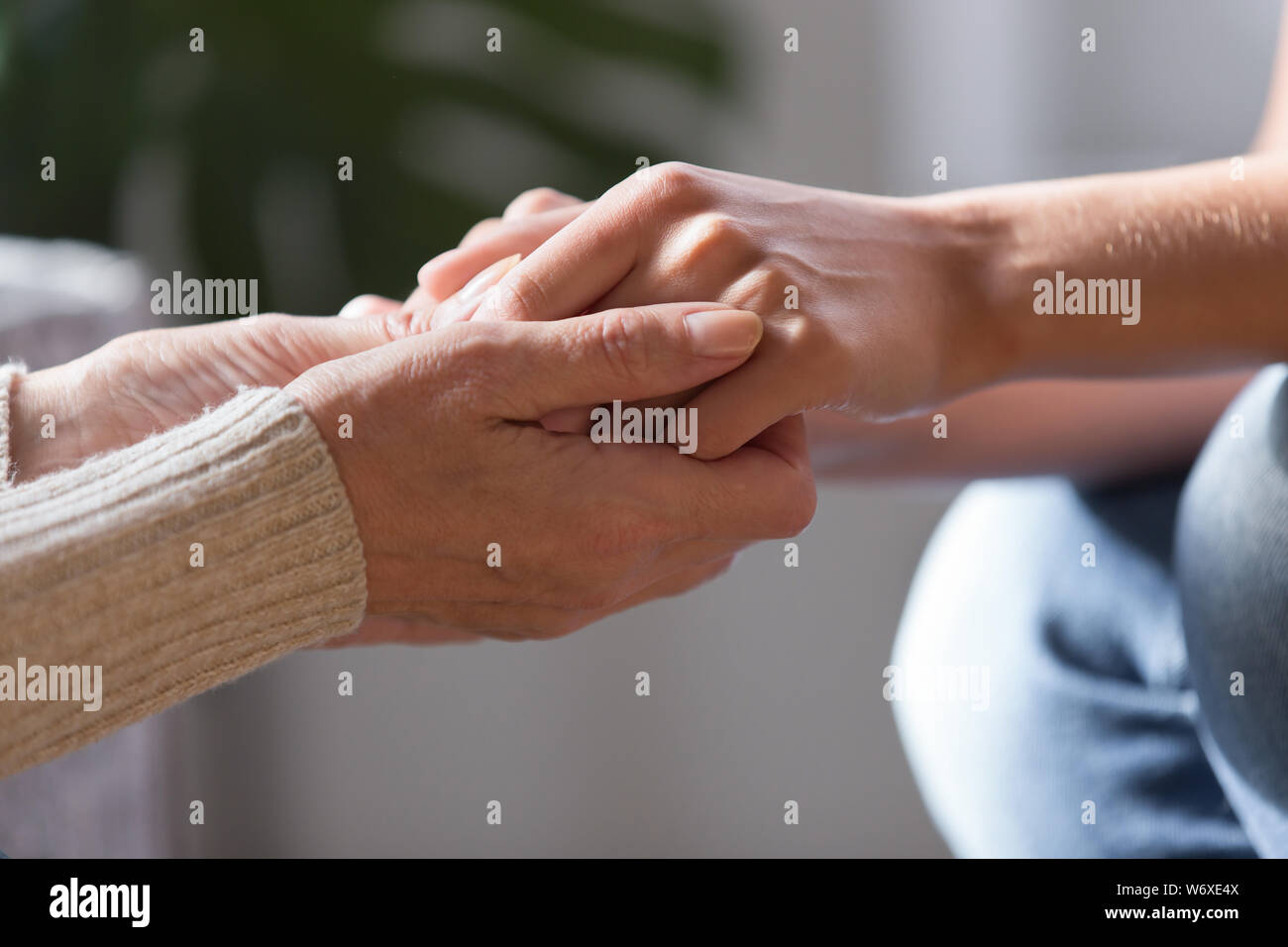 Due femmine tenendo le mani vicino la vista immagine Foto Stock