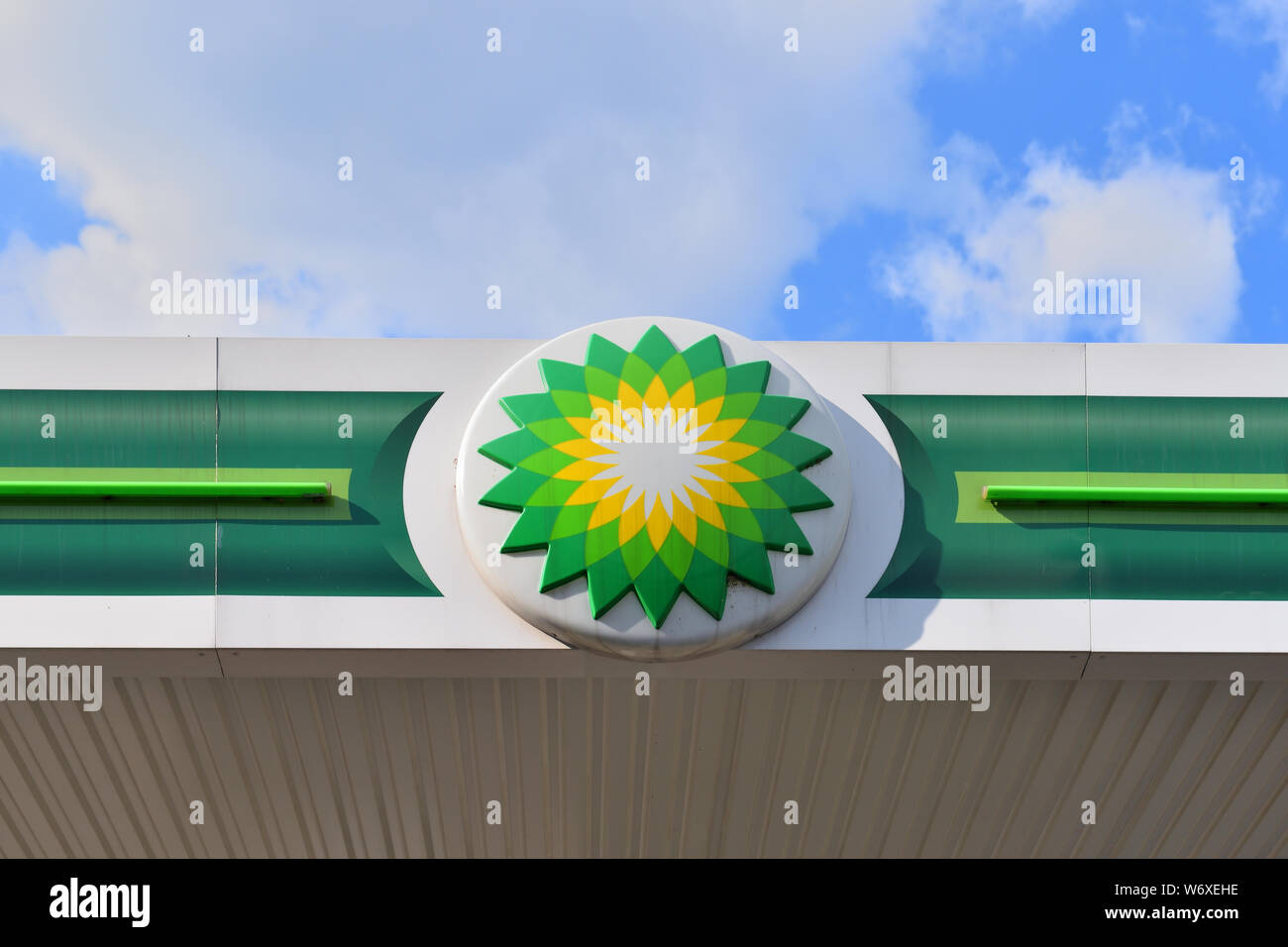 BEDZIN, Polonia - 15 Luglio 2019: BP gas station firmare sotto il cielo blu Foto Stock