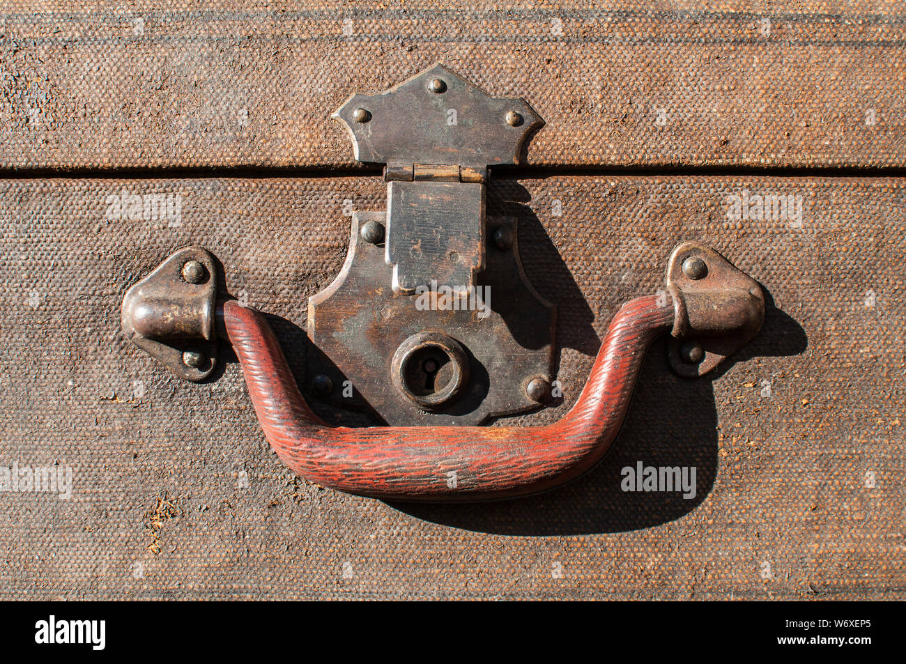 Vecchio weathered retro vintage grunge valigia maniglia e chiusura in metallo serratura closeup Foto Stock