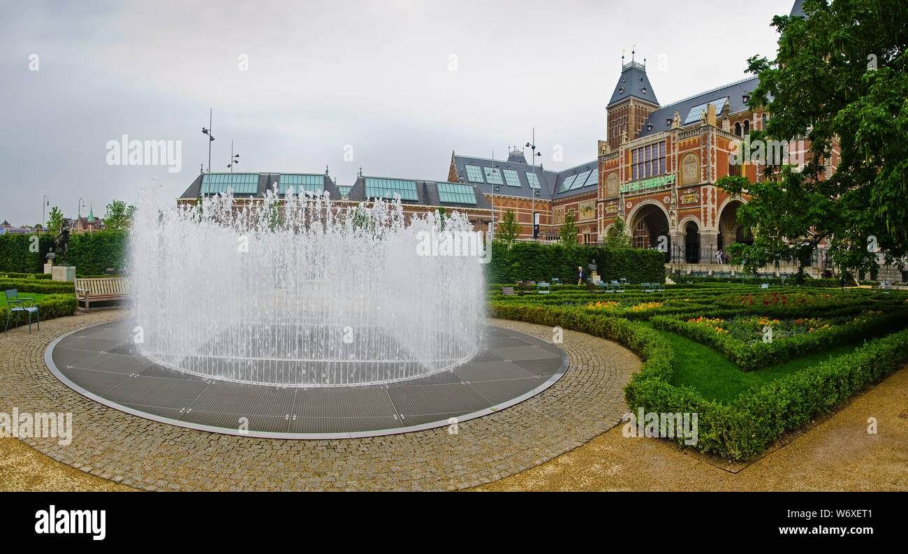 Fontana al parco nella zona del Rijksmuseum. Amsterdam, giugno 2014 Foto Stock