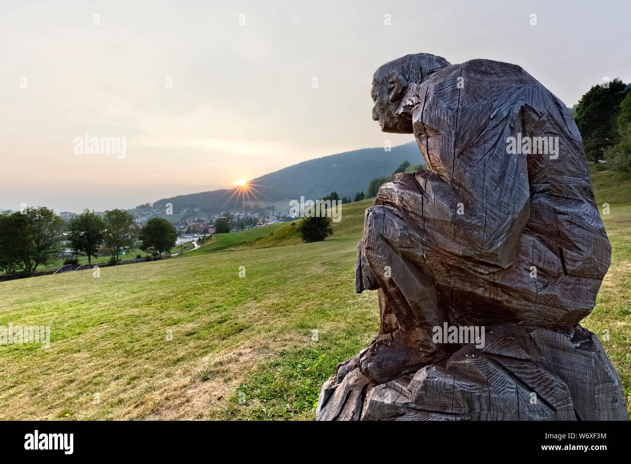 Scultura in legno dal titolo " i guardiani della cascina' nei prati di Maso Spilzi. Provincia di Trento, Trentino Alto Adige, Italia. Foto Stock