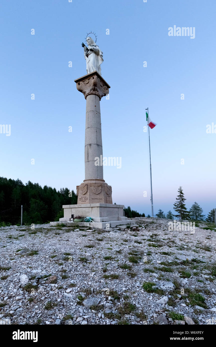 La statua della Madonna con gli occhi rivolti al grande guerra sul campo di battaglia del monte Ortigara. Altopiano di Asiago, provincia di Vicenza, Veneto, Italia, Europa Foto Stock