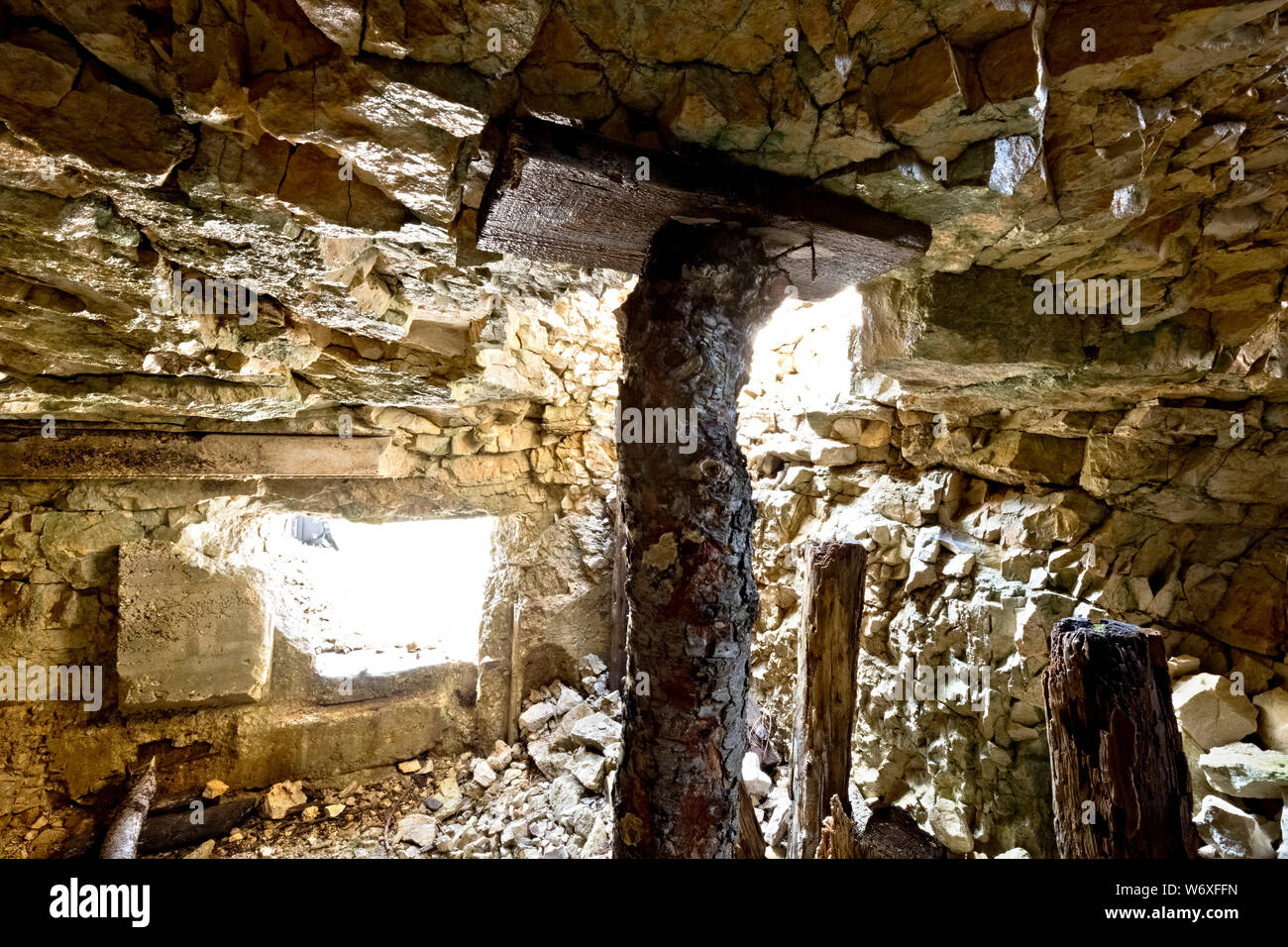 La roccaforte italiana della Grande Guerra sul Monte Lozze. Oggi è parte della zona monumentale del monte Ortigara. Altopiano di Asiago, Italia. Foto Stock