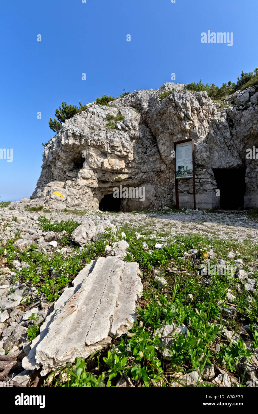 La roccaforte italiana della Grande Guerra sul Monte Lozze. Oggi è parte della zona monumentale del monte Ortigara. Altopiano di Asiago, Italia. Foto Stock