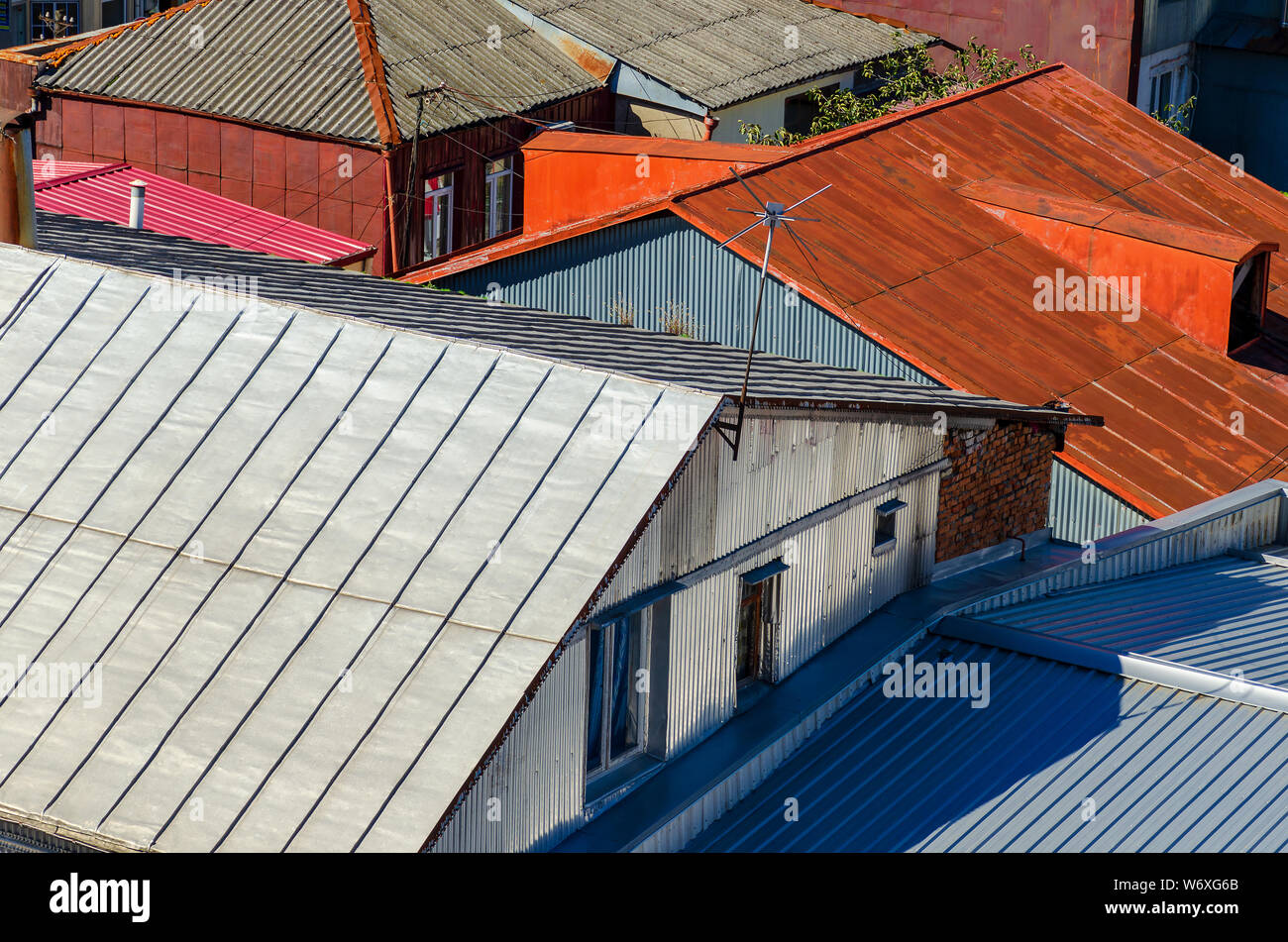 Home sul tetto e i quartieri residenziali di Batumi, Georgia. Tetti di diverse forme e colori. Città densamente popolata area vecchia Foto Stock
