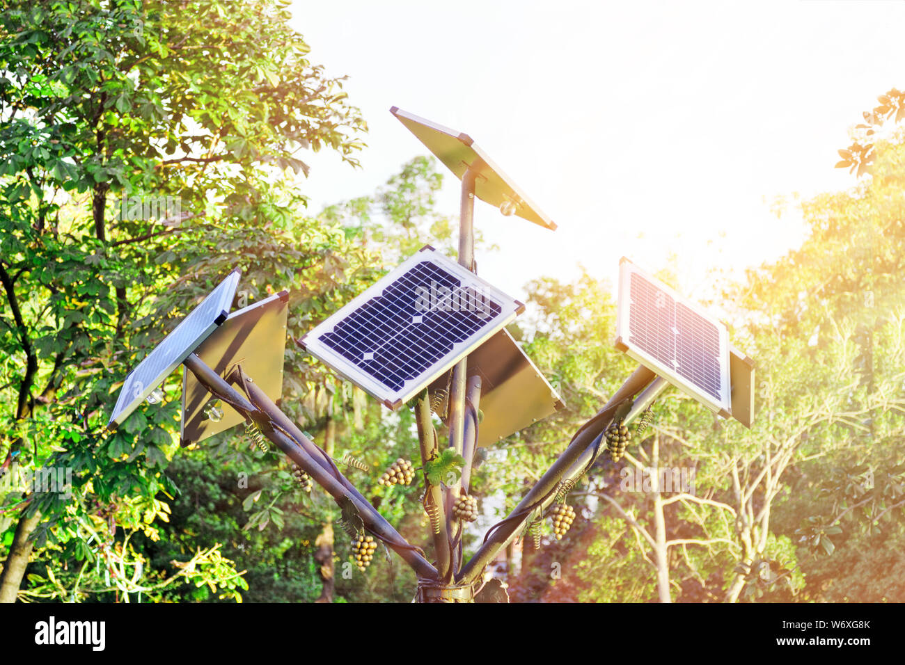 Risparmio energetico - installazione di pannelli solari nella forma di un  albero, illuminata dal sole Foto stock - Alamy