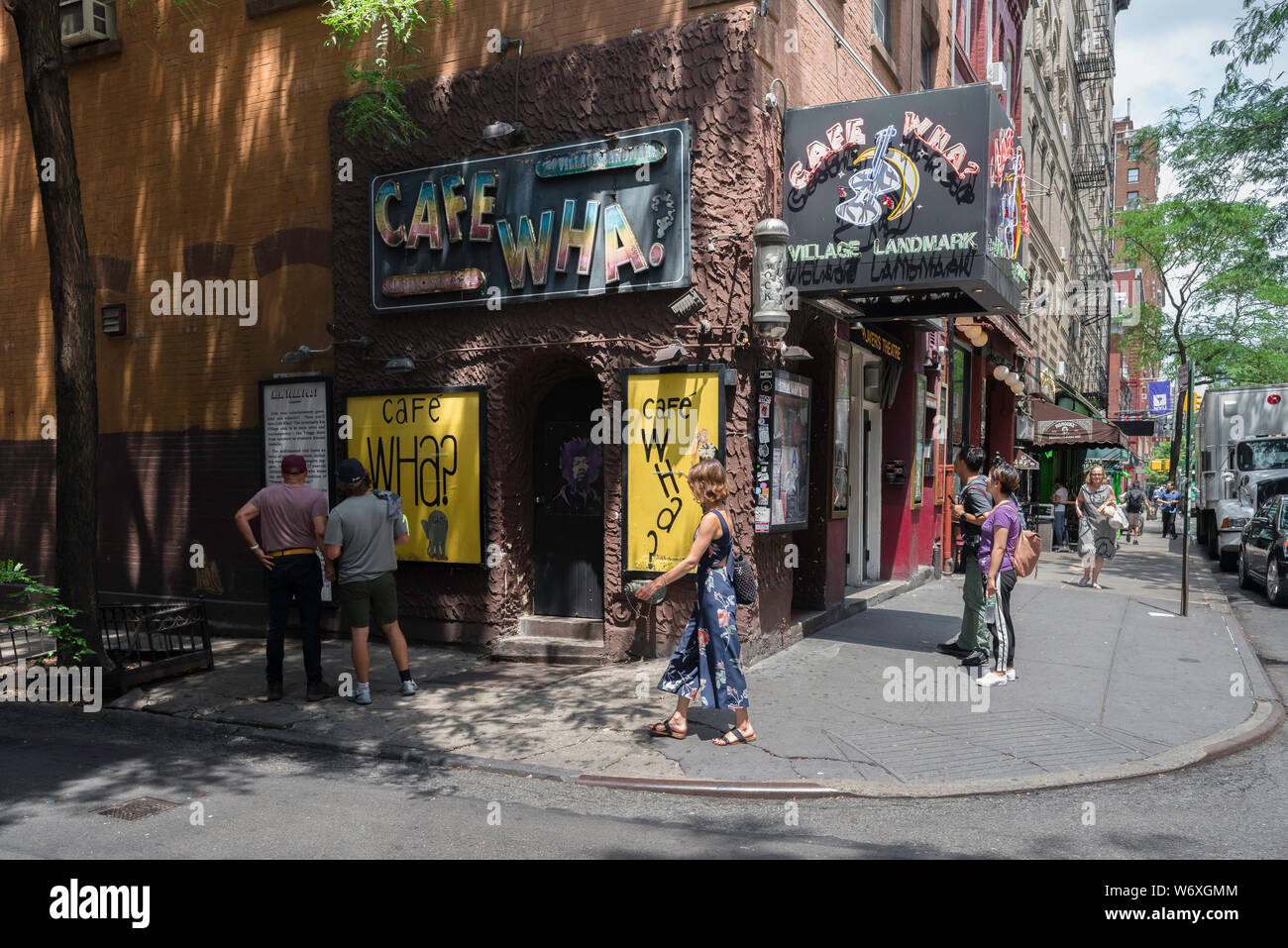 Il Greenwich Village di New York, vista in estate la gente camminare passato Cafe Wha? In MacDougal Street nel centro di Greenwich Village di New York City, Stati Uniti d'America. Foto Stock Il Greenwich Village di New York, vista in estate la gente camminare passato Cafe Wha? In MacDougal Street nel centro di Greenwich Village di New York City, Stati Uniti d'America. Foto Stock