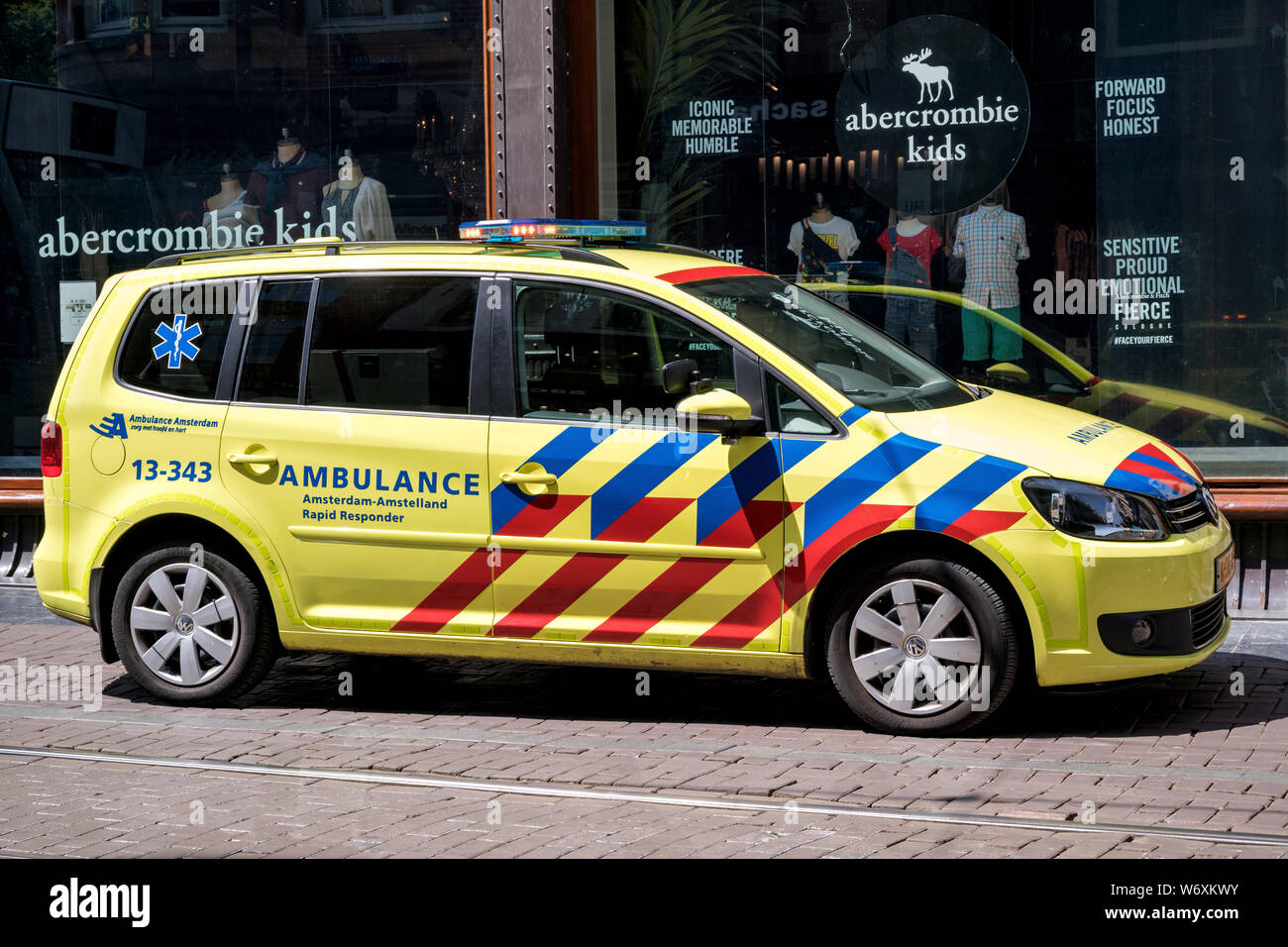 Dutch ambulanza Volkswagen Touran nella città di Amsterdam Foto Stock