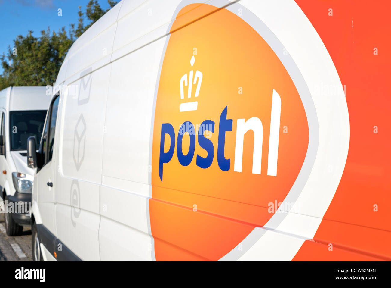 Consegna PostNL van. PostNL è una mail, pacchi e l'e-commerce corporation con operazioni nei Paesi Bassi, Germania, Italia, Belgio e Regno Unito. Foto Stock