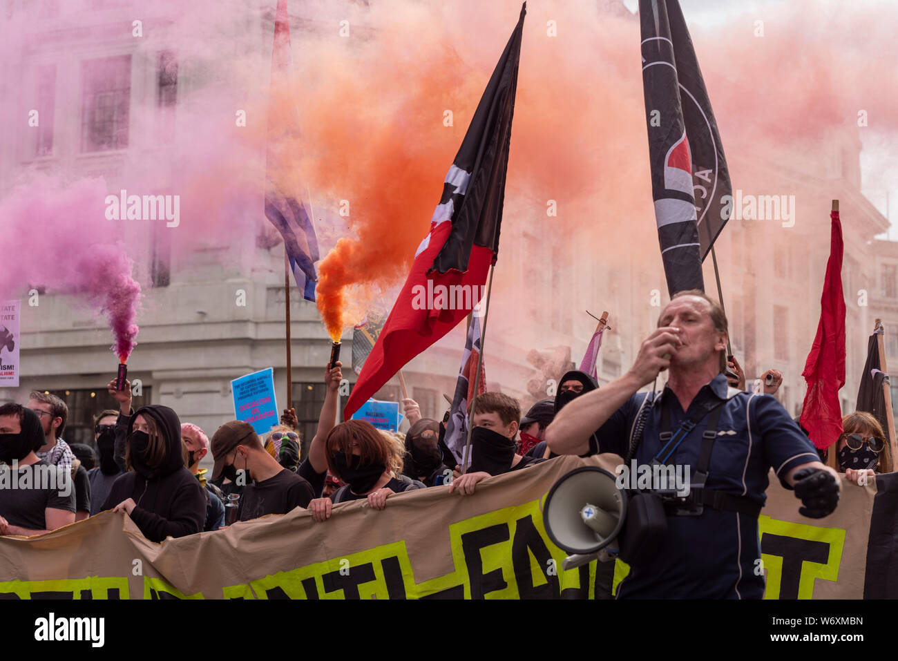 A Londra si sta svolgendo un rally per protestare contro l'incarcerazione di Stephen Yaxley-Lennon, che prende il nome di Tommy Robinson, e che sta condannando una condanna in carcere nel carcere di Belmarsh, essendo stato dichiarato colpevole di disprezzo di corte. Gruppi come Antifa e 'Stand up to Racism? Hanno organizzato una marcia per opporsi Foto Stock