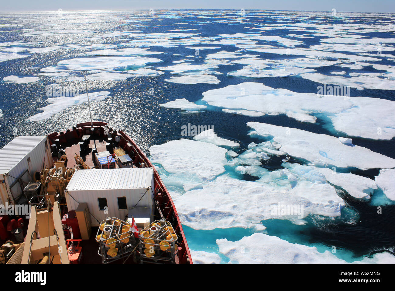 CCGS Amundsen rottura attraverso il ghiaccio in stretto di Davis, Canada Artico Orientale durante una spedizione da ArcticNet e ATLAS gli scienziati dell'UE Foto Stock