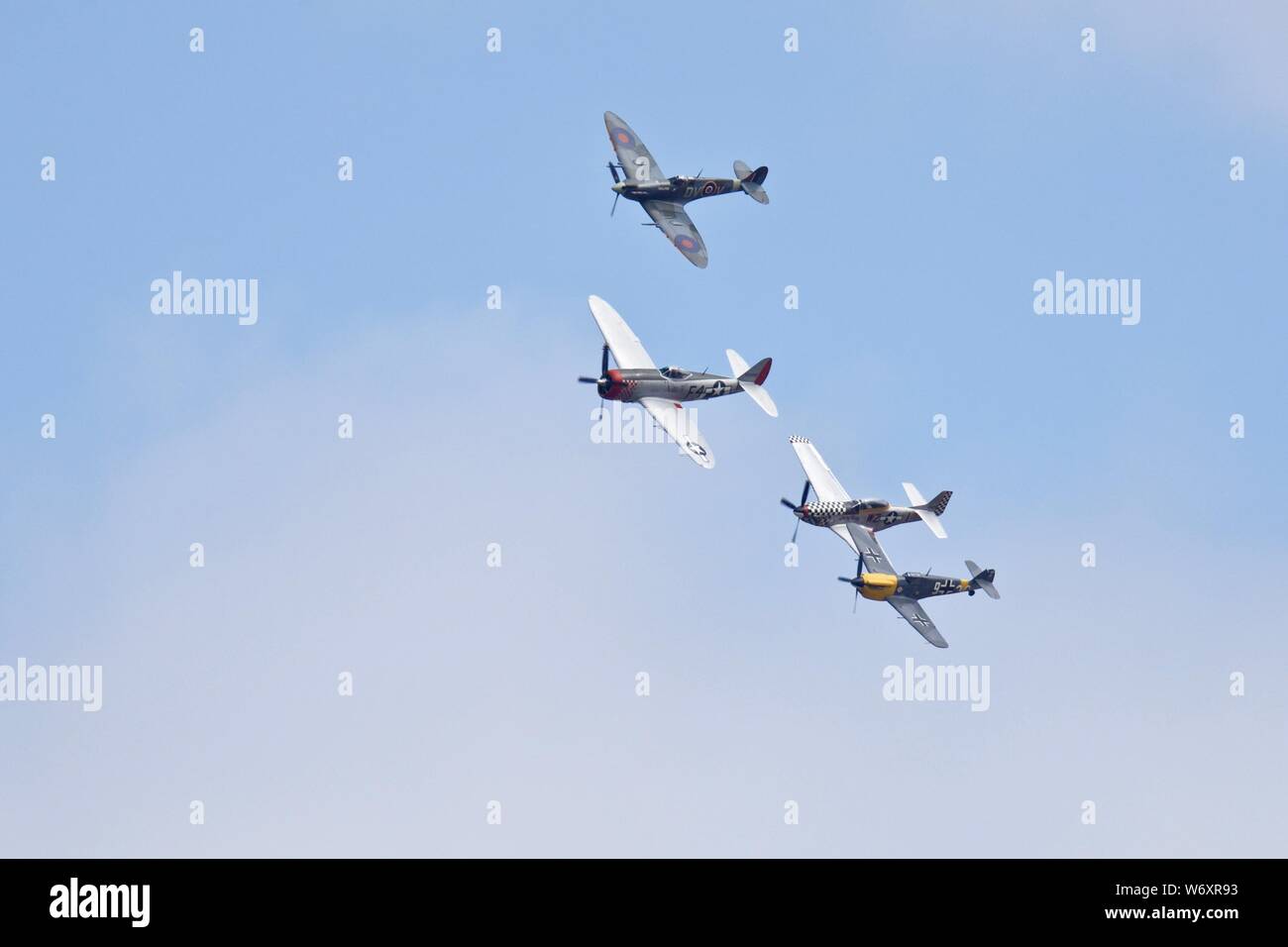 Ultimate Fighters Team - Collezione di 4 warbirds P47 Thunderbolt Spitfire V, Buchón e TF-51D Mustang effettuando al 2019 Flying Legends Airshow di Foto Stock