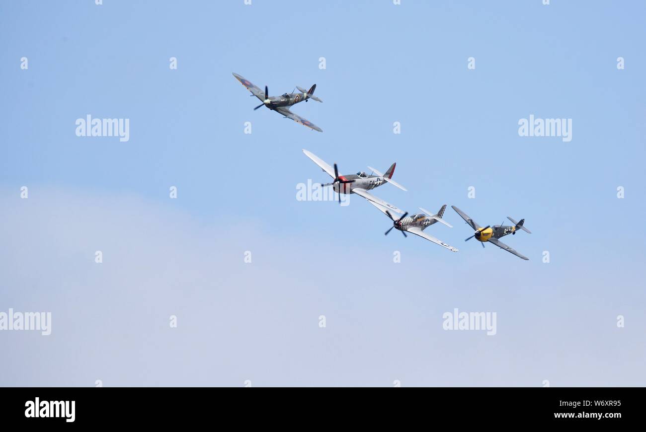 Ultimate Fighters Team - Collezione di 4 warbirds P47 Thunderbolt Spitfire V, Buchón e TF-51D Mustang effettuando al 2019 Flying Legends Airshow di Foto Stock