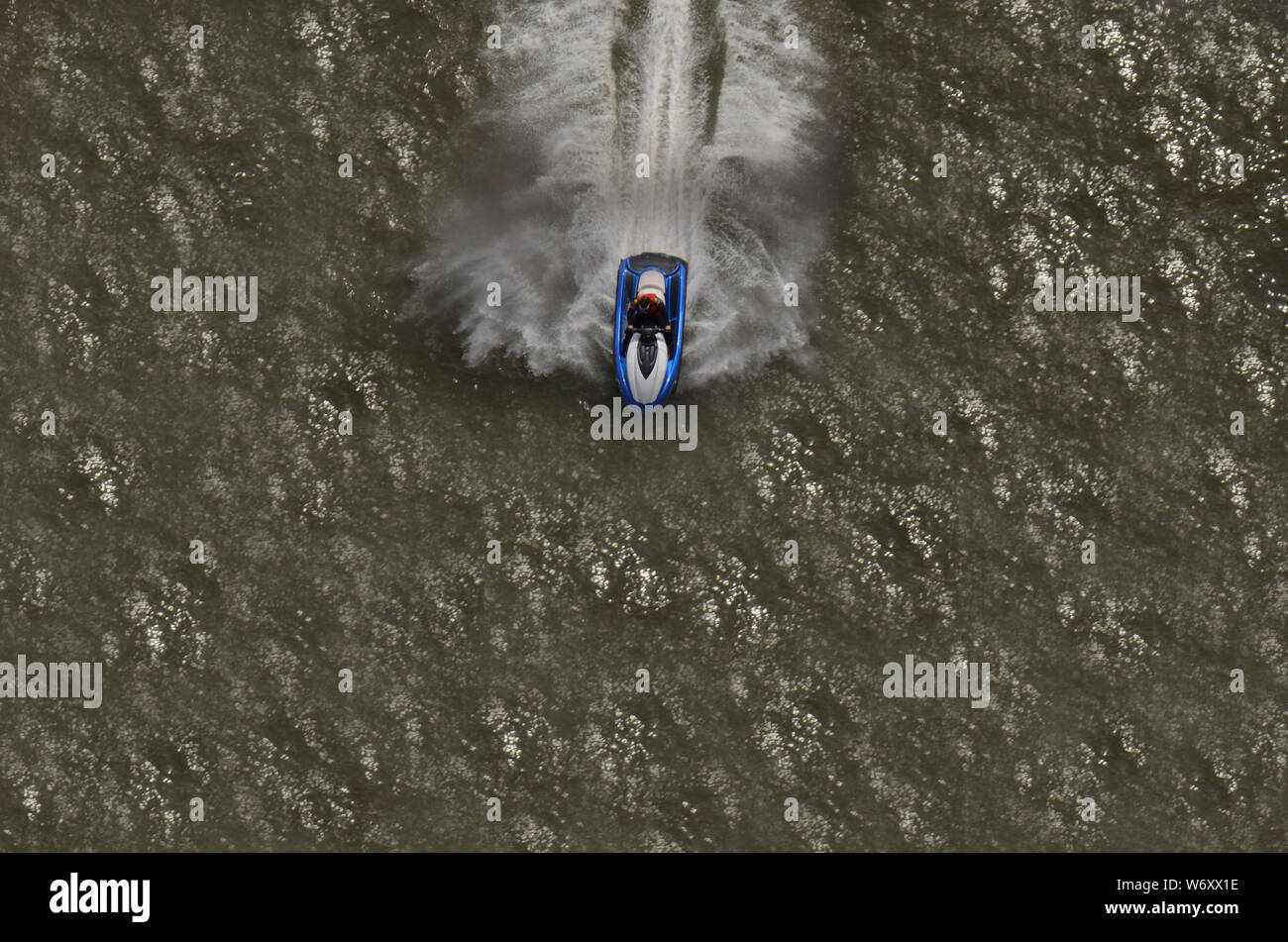 WAVERUNNER da una altezza misura più di 400 piedi in alto sul ponte George Washington Bridge un uomo su un jet ski è visto cavalcare le onde del fiume Hudson. Foto Stock