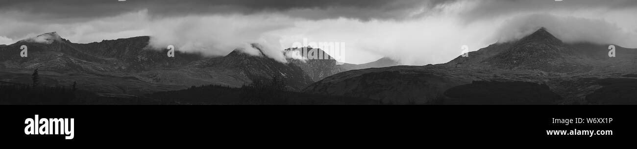Vista panoramica delle montagne, tra cui caprini cadde, sull'isola di Arran, Scozia. Foto Stock