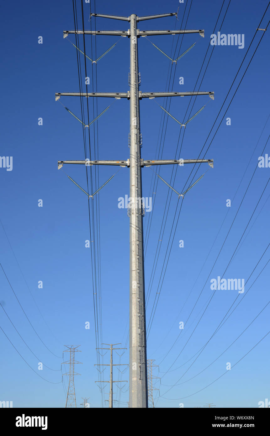 Cercare di potenza ad alta tensione torri elettrico stand tall Foto Stock