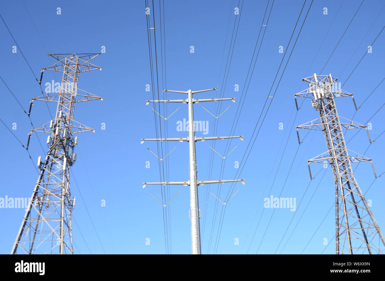 Cercare di potenza ad alta tensione torri elettrico stand tall Foto Stock