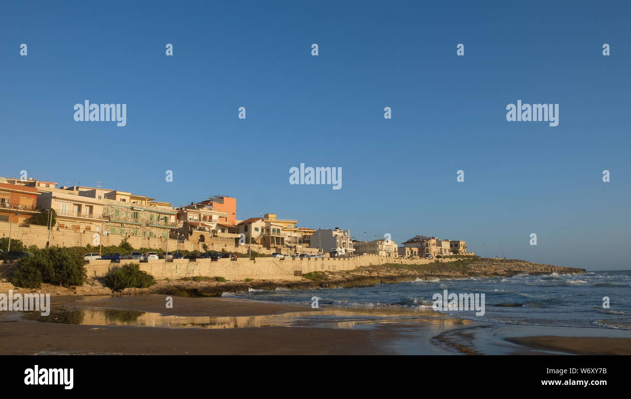 Cava D'aliga, Provincia di Ragusa (Sicilia). Cava D'aliga è un piccolo centro balneare situato nel sud-est della Sicilia, con belle spiagge. Foto Stock