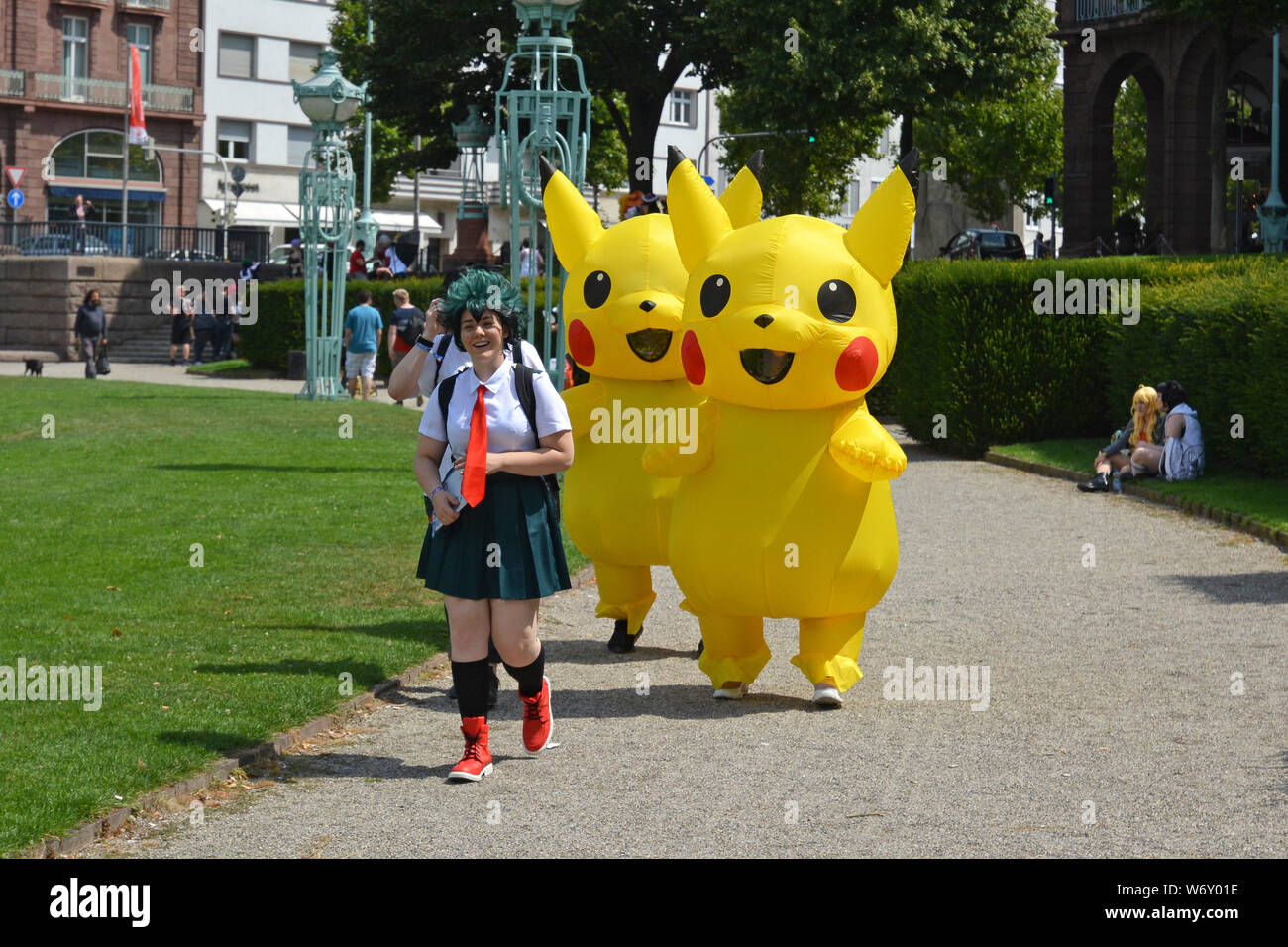 Mannheim, Germania - Agosto 2019: Pokemon cosplayers a parco pubblico denominato "Friedrichsplatz' in Mannheim durante anuale anime convenzione Foto Stock