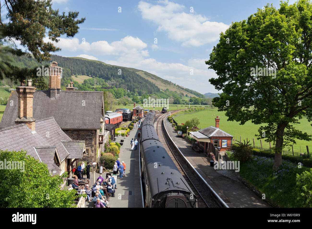 Locomotiva a vapore 5199 alla stazione Carrog (Llangollen Railway, Galles) correndo 1300 Llangollen a Carrog per formare 1410 Carrog a Llangollen Foto Stock Locomotiva a vapore 5199 alla stazione Carrog (Llangollen Railway, Galles) correndo 1300 Llangollen a Carrog per formare 1410 Carrog a Llangollen Foto Stock