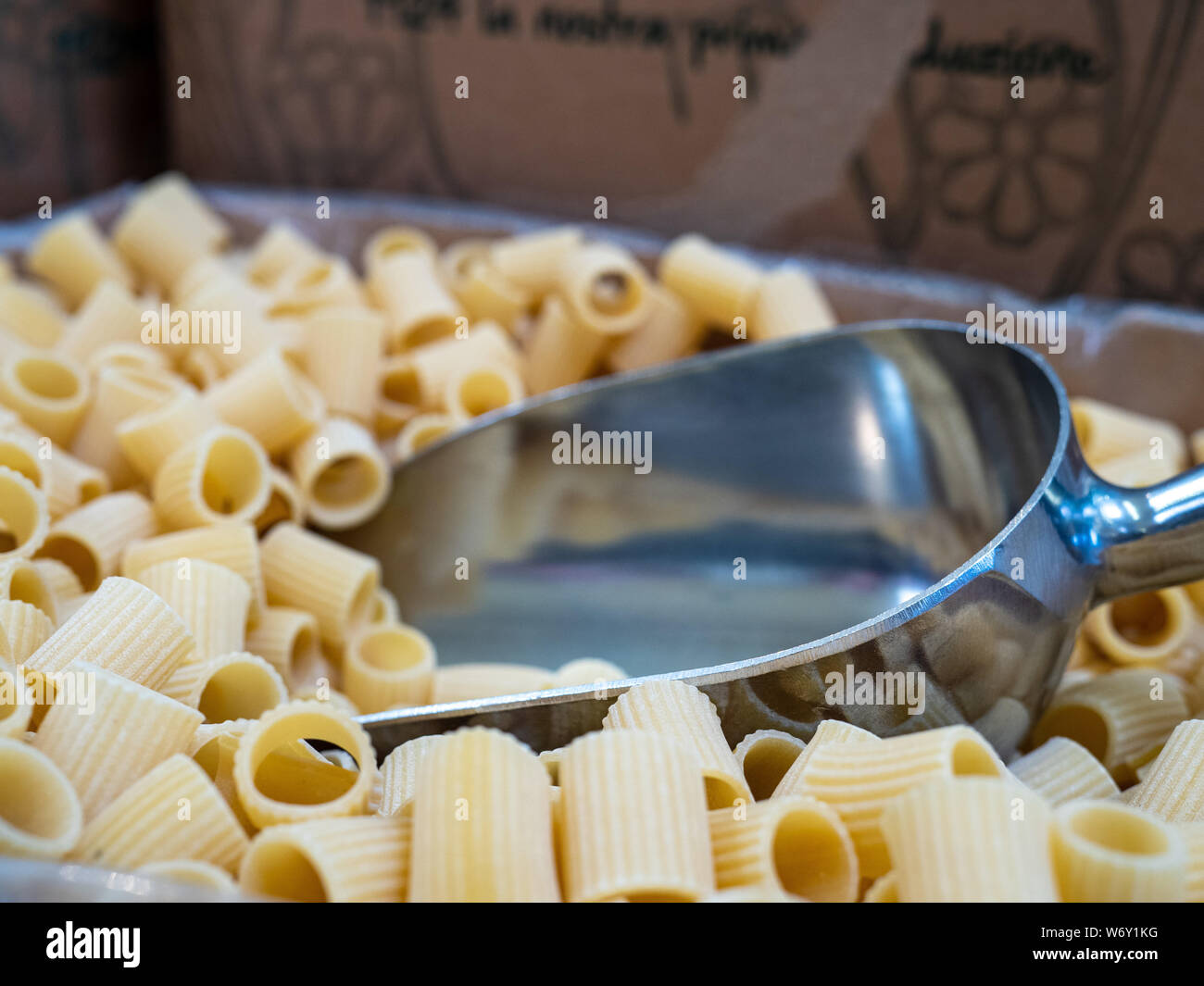 Scatola di penne a breve tagliare la pasta con il convogliatore in acciaio che serve di pezzi Foto Stock