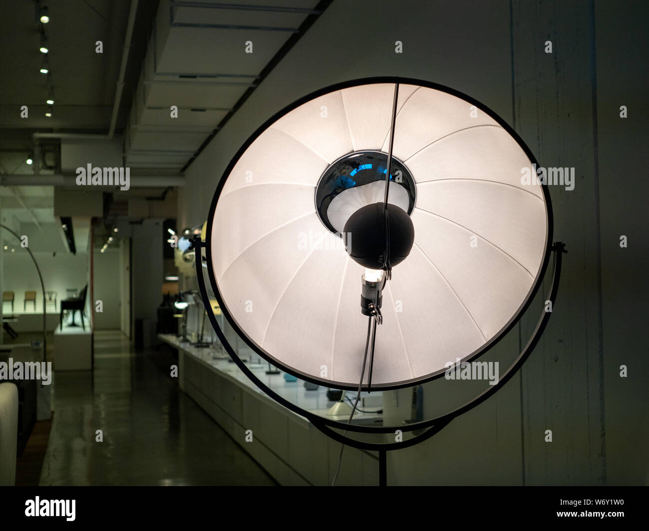Studio fotografico riflettore luce stile lampada a pavimento in piedi in showroom Foto Stock