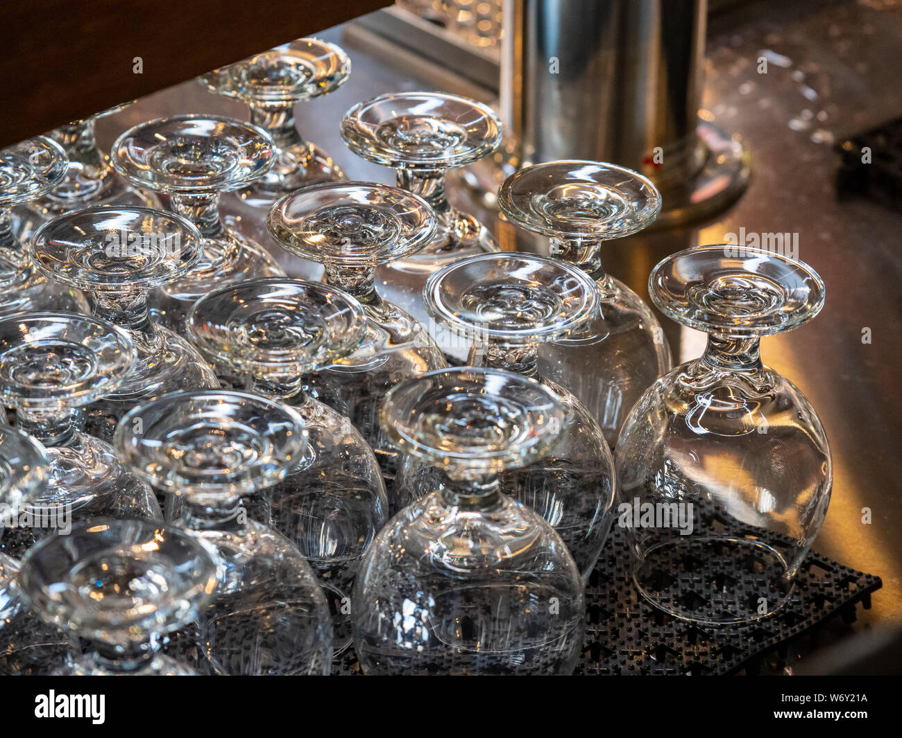 Righe di birra snifters bicchieri in appoggio sul bar pronto per servire Foto Stock