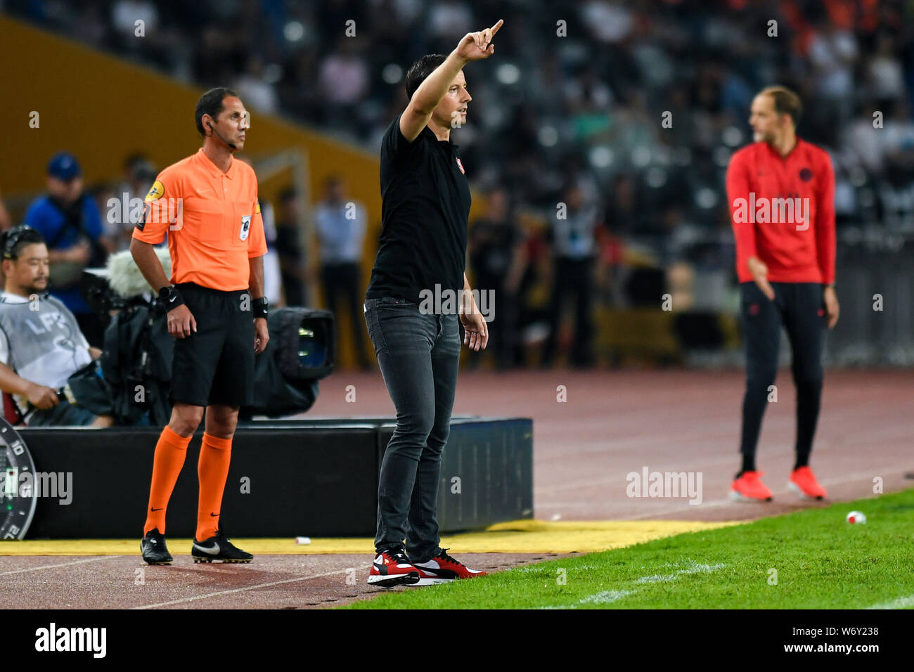 Shenzhen. Il 3° agosto 2019. Head Coach Julien Stephan (C) di Rennes gesti durante il Trofeo francese di Champions partita di calcio tra Parigi Saint-Germain e Rennes in Shenzhen del sud della Cina di Provincia di Guangdong, il 3 agosto, 2019. Credito: Mao Siqian/Xinhua/Alamy Live News Foto Stock