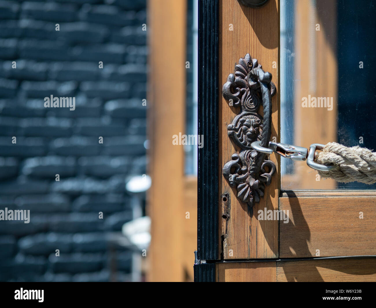 Intricato maniglia della porta di ingresso con la corda tenendo lo sportello aperto Foto Stock