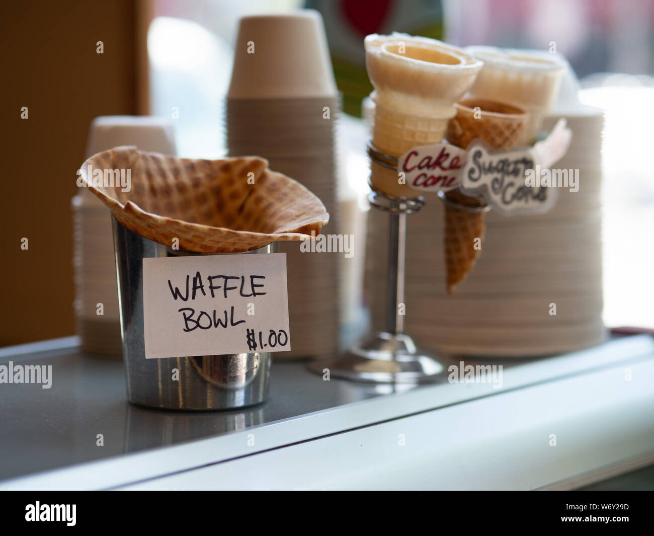 Waffle ciotola per un dollaro e coni sul display al gelato dessert store Foto Stock
